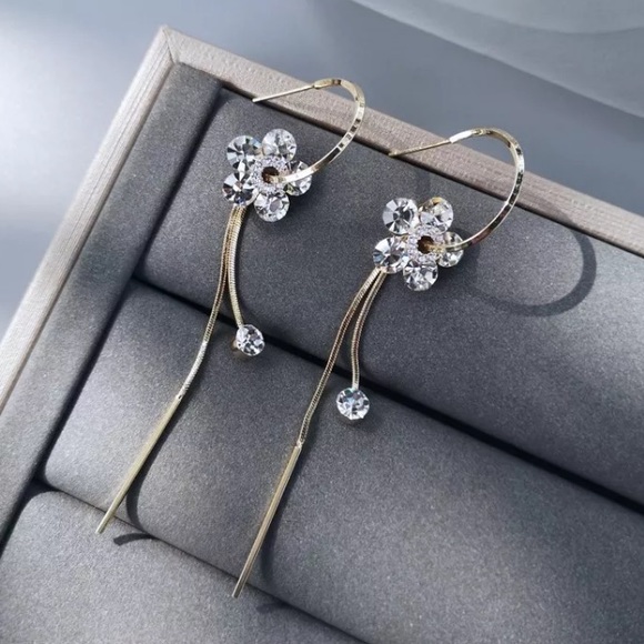 Gold Tone Flower 🌸 Earrings - Picture 2 of 5